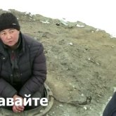 Кәріз құбырында тұрып жатқан келіншекті күйеуі итке «кет» дегендей үйінен қуып шыққан (ВИДЕО)