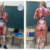 Анатомия пәнінің мұғалімі сабақта оқушыларға өзінің дене мүшелерін көрсетеді