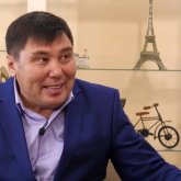 «Бассыз үйдің иті осырақ»: Омар Жәлелұлы қыздың шашын ел алдында қырып тастаған актердің ісін «арсыздыққа» балады (ВИДЕО)