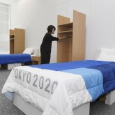 «Үстінде секіретін болсаңыз, қирап қалады»: жапондар Олимпиада спортшыларын картон төсекке жатқызбақ