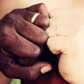 «Әкесіне сыйлады»: шетелдікке тұрмысқа шығып, өзге елге аттанған қазақ қызының тағдыры