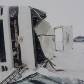 Ақтөбе аумағында тілшілер мінген микроавтобус аударылып қалды