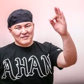 «Қазір дінде болғаннан кейін, харам нәрселерден аулақпыз»: Отыншиев анаша шеккенін жасырмады (ВИДЕО)