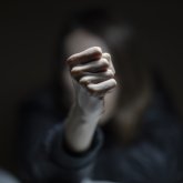 Бұдан былай әйелін ұрған азаматтар көше тазалауы мүмкін