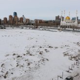 «Бұл ауыл емес қой»: балалары мектепке сыймай жатқан елордалықтар «заңсыз» үйдің тұрғызылуына қарсы