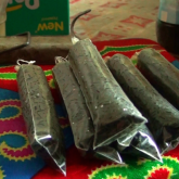 Павлодарда 83 жастағы әжей балаларға насыбай сатып келген