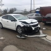 Алматыда мас жүргізуші бекет тосқауылын бұзып өтіп, полиция қызметкерін ауыр жаралады (ВИДЕО)