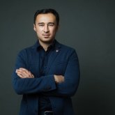 «Өмірде бәріне дайын болу керек»: Әнуар Нұрпейісов не үшін елге оралды?