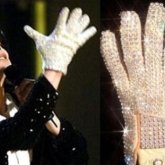 Майкл Джексонның алғашқы қолғабы 104 мың долларға сатылды