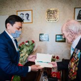 Алтай Көлгінов Ұлы Отан соғысы ардагерлеріне тосынсый жасады