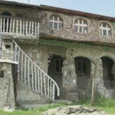 70 жастағы қария тастан үй тұрғызды