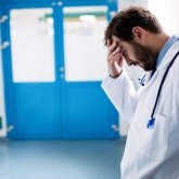 «Ақша үнемдеу үшін бес адамның жұмысын бір дәрігердің мойнына артып қойған» - қоғам белсендісі