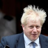 «Вакцинаға қарсы шығып жүргендердің есі дұрыс емес» - Британия премьері