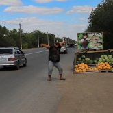 «Сауда жасап жүріп жалыға бастадым»: желіні шулатқан «көңілді» қарбыз сатушы неліктен билейтінін айтты (ВИДЕО)