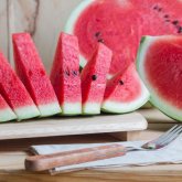 Дәрігер кімге қарбыз жеуге болмайтынын айтты