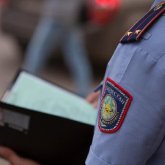 Елордада полиция пунктінің есік-терезесін ұрғылаған қара киімділер елді шошытты (ВИДЕО)