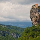 Грузияда микроавтобус жардан құлап кетіп, 17 адам қаза тапты