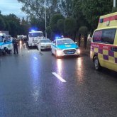 Алматыда жолды кесіп өтпек болған әйелді бірден екі көлік қағып кетті