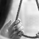 «Интимдік суреттеріңді жариялаймын»: Атырауда әйел телефонмен сөйлесу кезінде асылып қалған