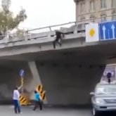 Алматыда ер адам көпірден секіріп, жарақат алды (ВИДЕО)