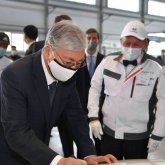 Тоқаев Алматыдағы көлік зауытында естелік жазба қалдырды