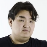 «Оның есі ауысқан»: вайнер Жека нашақор әкесі мен ағасы туралы айтып берді (ВИДЕО)