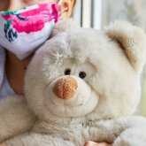 Кавасакиге ұқсас синдроммен ауыратын 2 бала көз жұмды