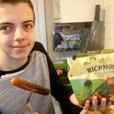 15 жастағы жігіт өмір бойы тек шұжық жеген