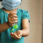 Антисептикпен ойнап жүрген қыздың беті өртеніп кете жаздады