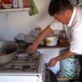 «Тасжүрек әйелі тастап кетті»: жалғызбасты әке 9 баланы жалғыз өзі асырап отыр (ВИДЕО)