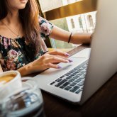 Белгілі блогер төсек қатынасына Egov арқылы рұқсат алуды ұсынды