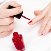 «Тырнақты бояу қатерлі ісік ауруын тудыруы мүмкін» - маман (ВИДЕО)