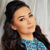 «Не сұмдық?»: омырауы көрініп тұратын киім киген Мадина Сәдуақасованы жұрт сынап тастады (ФОТО)