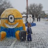 Әскери қызметшілер жаңа жыл қарсаңында балаларға қардан мүсіндер жасап берді
