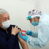 «Иненің ұшындағы қабын алмаған»: желіде Сапарбаевтың екпе салдырған сәті қызу талқылануда (ФОТО)