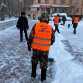 Қарағандыда алимент төлемеген ер адамға көше тазалатқызып қойды