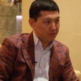 «Ауыздарыңа ие болып жүріңдер»: Нұрдәулет Шертім Рахат Әлиевтен таяқ жегенін айтты (ВИДЕО)