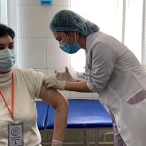 COVID-19: Гүлшара Әбдіқалықова да вакцина салдырды