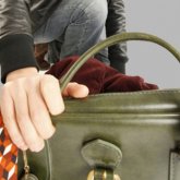 «Біздің адамдарға не болып барады?!»: базарда жүрек талмасы ұстап қалған келіншектің сөмкесі ұрланған