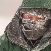 Желіде екі құлағына мұз қатқан адамның суреттері тарап жатыр (ФОТО)