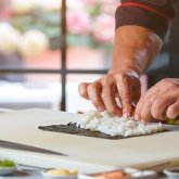 18 жастағы аспаз сушиге қазы қосып, әзірлеп жүр (ВИДЕО)