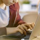 «Не істерімді білмедім»: Өскемендік оқушылар сабақ кезінде «порно» көрген