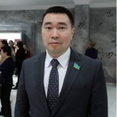 «Қазір СБ келеді»: Бердіоңғаров Отбасы банкінің былығын әшкереледі (ВИДЕО)