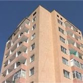 ШҚО-да ер адам қар күреп жүріп көпқабатты үйдің шатырынан құлап кеткен (ВИДЕО)