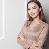 Жұлдыз Өмірғали Айқынның бірінші әйелімен арақатынасы туралы айтып берді (ВИДЕО)