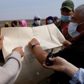 «Бұл біздің жеріміз»: Көптоғай тұрғындары шекара бойында тікенді темір қоршау салуға қарсы болып жатыр