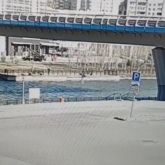 Елордада 16 жастағы қыз көпірден секіріп кетті