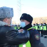 Мойнына пышақ сұғып алса да, қылмыскерді ұстаған полицей «Айбын» орденін алды