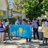 «Қытай бізге жауап берсін. Олар жауыздық жасап отыр!»: Алматыдағы наразылық акциясы 100 күнге созылды