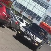 Демалыс күні қызметтік Land Cruiser көлігімен Павлодарға келген аудан әкімінің басы дауға қалды